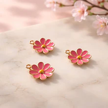 dije esmaltado flor fucsia base dorado, 15 mm, por unidad