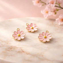 dije esmaltado flor rosa base dorado, 15 mm, por unidad