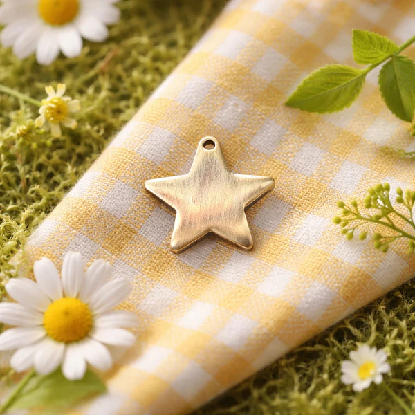 Dije baño de oro en forma de estrella, 17 mm de diámetro, por unidad