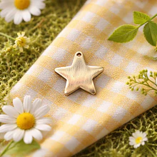 Dije baño de oro en forma de estrella, 17 mm de diámetro, por unidad
