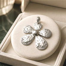 Colgante flor baño de plata, 67 mm, por unidad