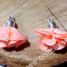 Borla flor naranjo claro, base plateado, 24 mm de largo, por par