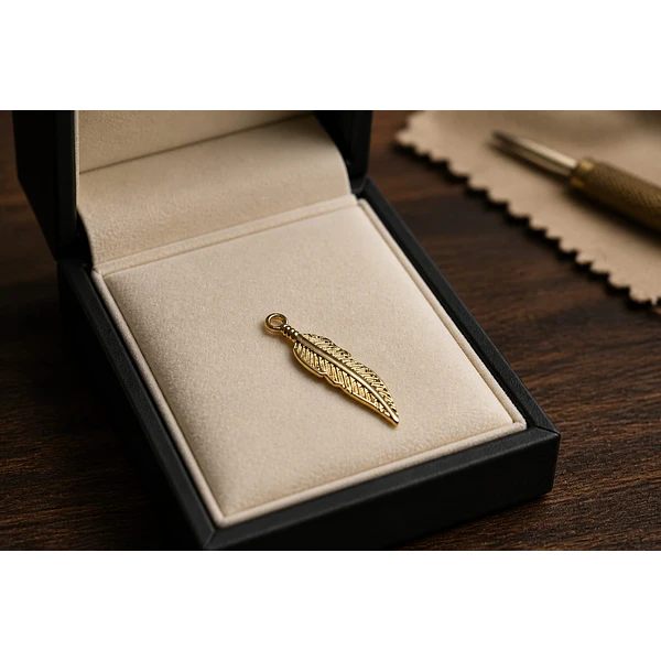 Dije baño de oro en forma de pluma, 30 x 7 mm, por unidad
