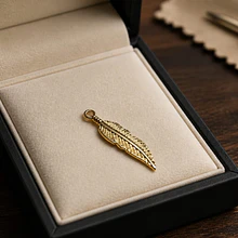 Dije baño de oro en forma de pluma, 30 x 7 mm, por unidad