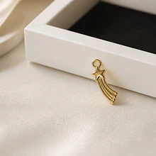 Dije estrella fugaz, baño de oro, 19 x 5 mm, por unidad