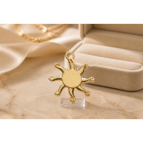 Dije baño de oro, en forma de sol, 16 mm,  por unidad