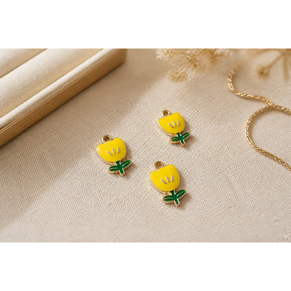 Dije esmaltado flor amarilla, base dorado, 19 x 11 mm, por unidad