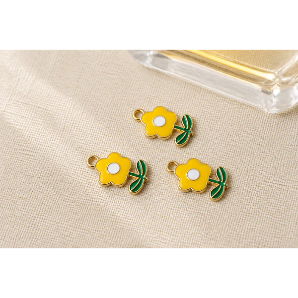 Dije esmaltado flor amarillo, base dorado, 20 x 11 mm, por unidad
