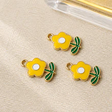 Dije esmaltado flor amarillo, base dorado, 20 x 11 mm, por unidad