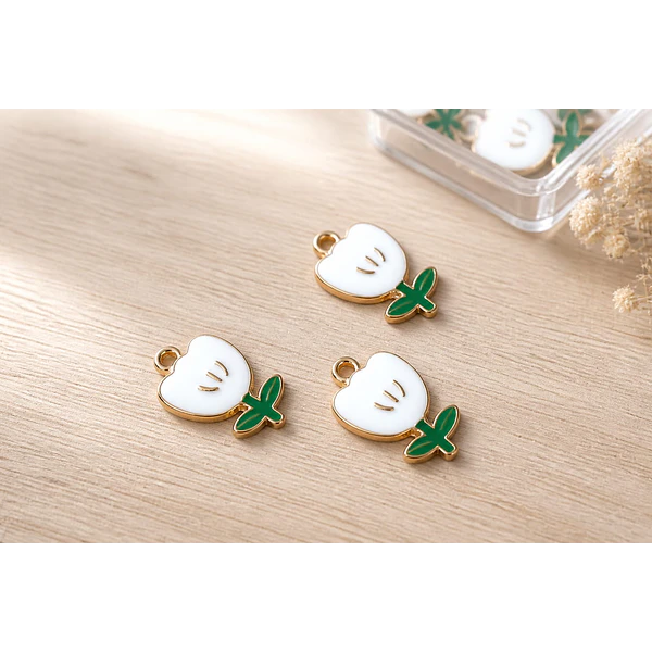 Dije esmaltado flor blanca, base dorado, 19 x 11 mm, por unidad