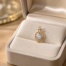 Colgante zirconia y baño de oro, 17 x 10 mm, por unidad