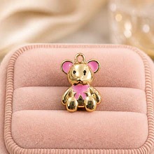 Colgante Oso, baño de oro, con esmaltado rosado, 17 x 12 mm. por unidad