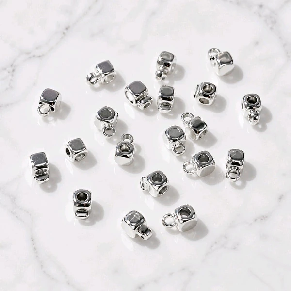 Separador plateado con argolla para dijes, 4 por 4 mm, set de 15 unidades 