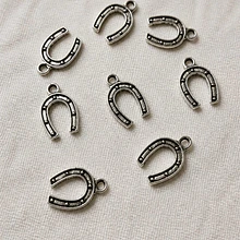 Dije plateado en forma de trébol y herradura, 17 x 11 mm, set de 8 unidades