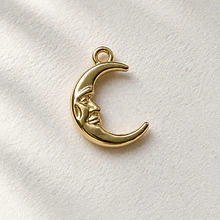 Colgante Luna baño de oro. 21 x 16 mm, por unidad