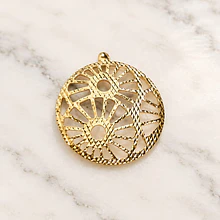 Colgante baño de oro con diseño, 23 mm, por unidad