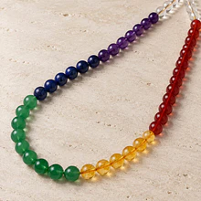 Piedra mix 7 chakras, 8,2 mm, tira de 48 piedras aprox.