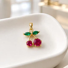 dije zirconita baño de oro, guinda, 15 x 11 mm, por unidad