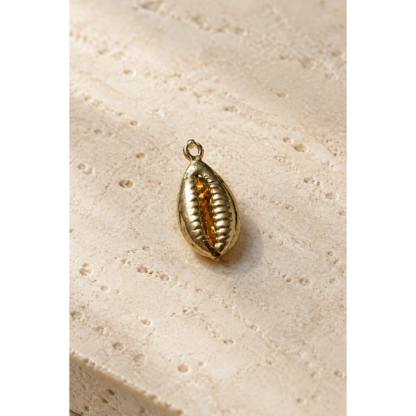 Dije baño de oro, en forma de conchita, 15 x 8 mm, por unidad