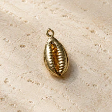 Dije baño de oro, en forma de conchita, 15 x 8 mm, por unidad