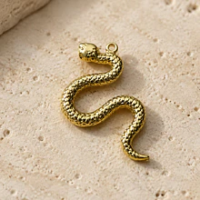 Colgante moda serpiente, baño de oro, 37 x 21 mm, por unidad