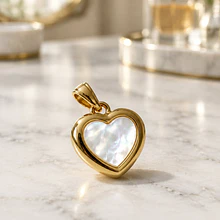 Colgante baño de oro 18 k, con madre perla, corazón, 17 x 11.5 mm, no incluye cadena