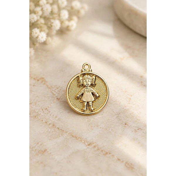 Dije baño de oro 18 k, con niña, 15 mm, por unidad