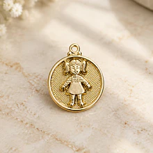 Dije baño de oro 18 k, con niña, 15 mm, por unidad