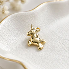 Dije baño de oro, Unicornio, color oro medio, 14 x 14 mm, por unidad
