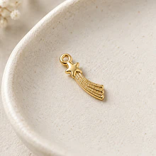 Dije estrella fugaz, baño de oro, 19 x 5 mm, por unidad