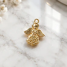 Dije baño de oro, angel, con flores, 20 x 16 mm, por unidad