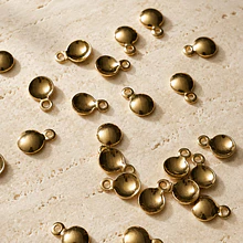 Dije baño de oro, pequeño, 4,5 mm, set de 1 grs. (18 unidades aprox)