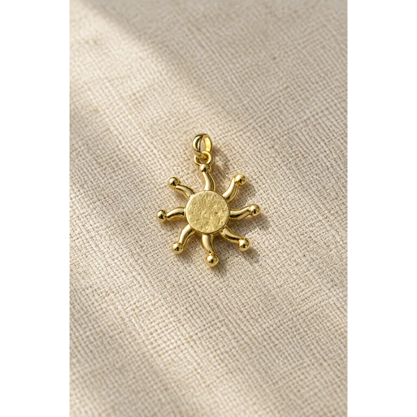 Dije baño de oro, en forma de sol, 16 mm,  por unidad