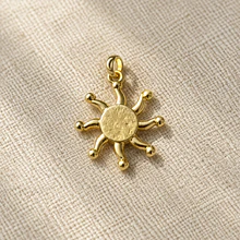 Dije baño de oro, en forma de sol, 16 mm,  por unidad