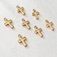 Dije dorado cruz, 17 mm de largo x 10 mm de ancho, set de 10 unidades