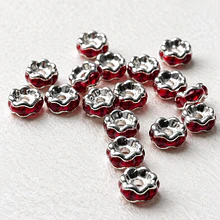 Separador con strass ROJO, de 5 mm, set de 10 unidades