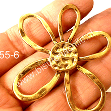Colgante dorado en forma de flor, 57 mm de largo por 52 mm de ancho, por unidad