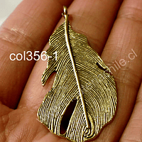 Colgante en forma de pluma dorada 43 mm de largo por 25 mm de ancho por unidad