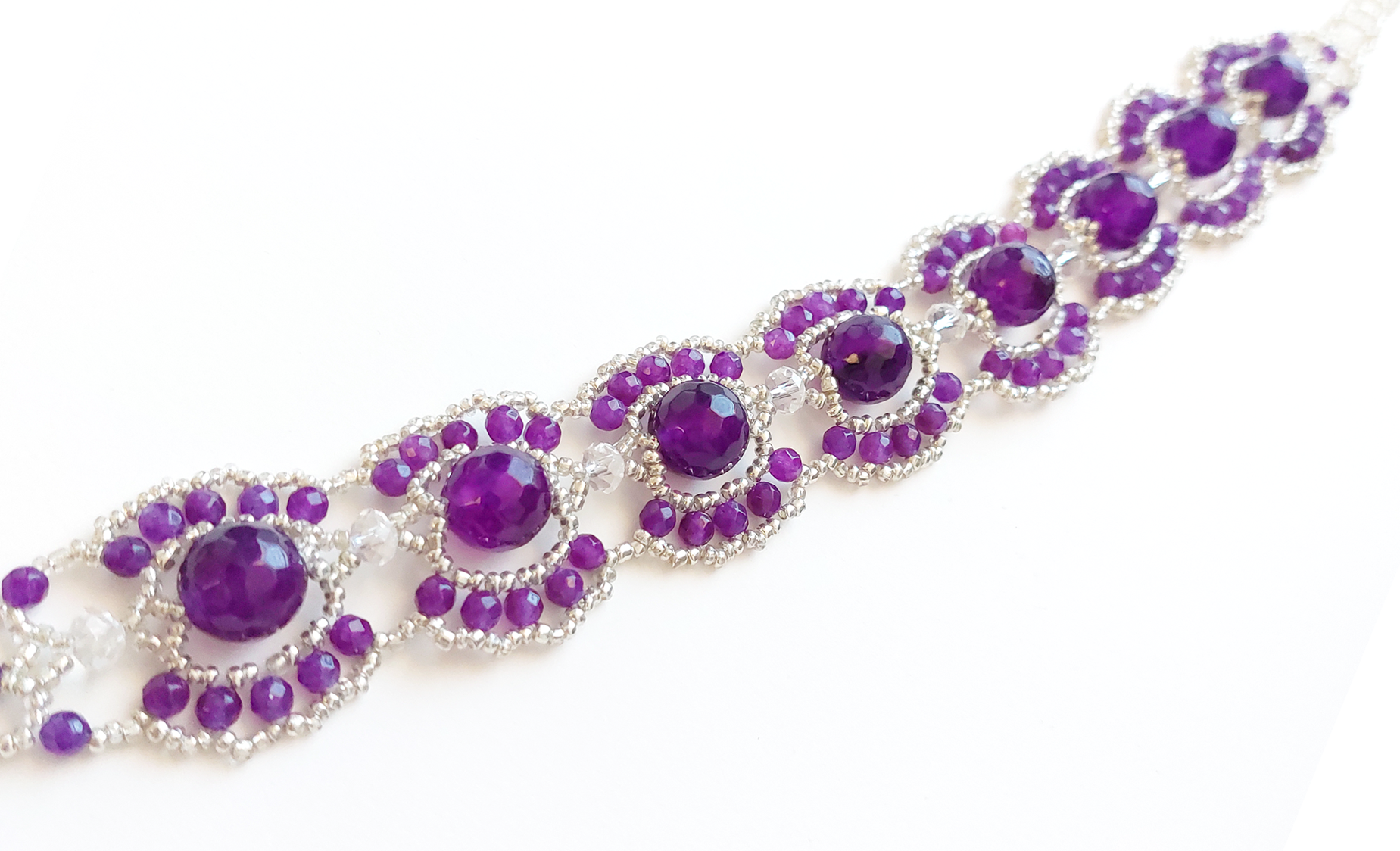 Violeta: historia, significado y presencia en la joyería