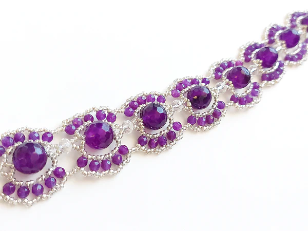 Violet: history, meaning and presence in jewelry