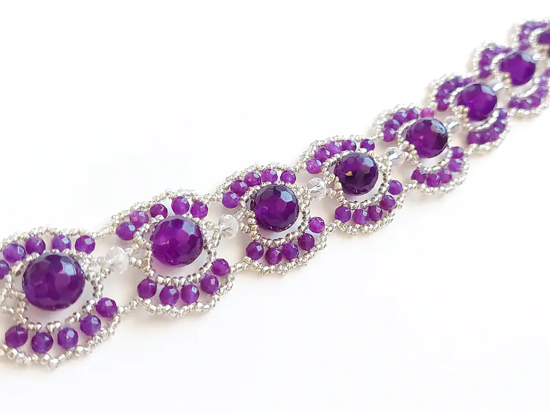Violeta: historia, significado y presencia en la joyería