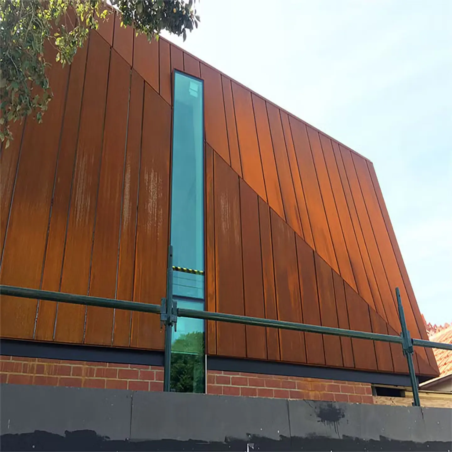 Fachada revestida con acero corten