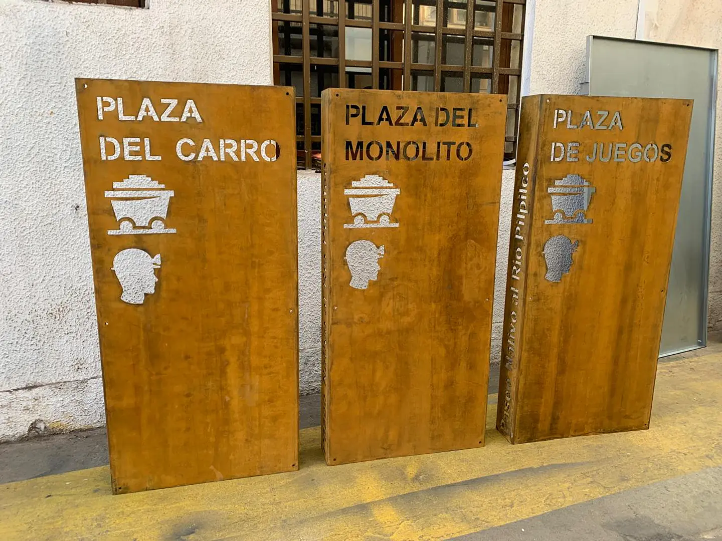 Señalética calada fabricada en acero corten