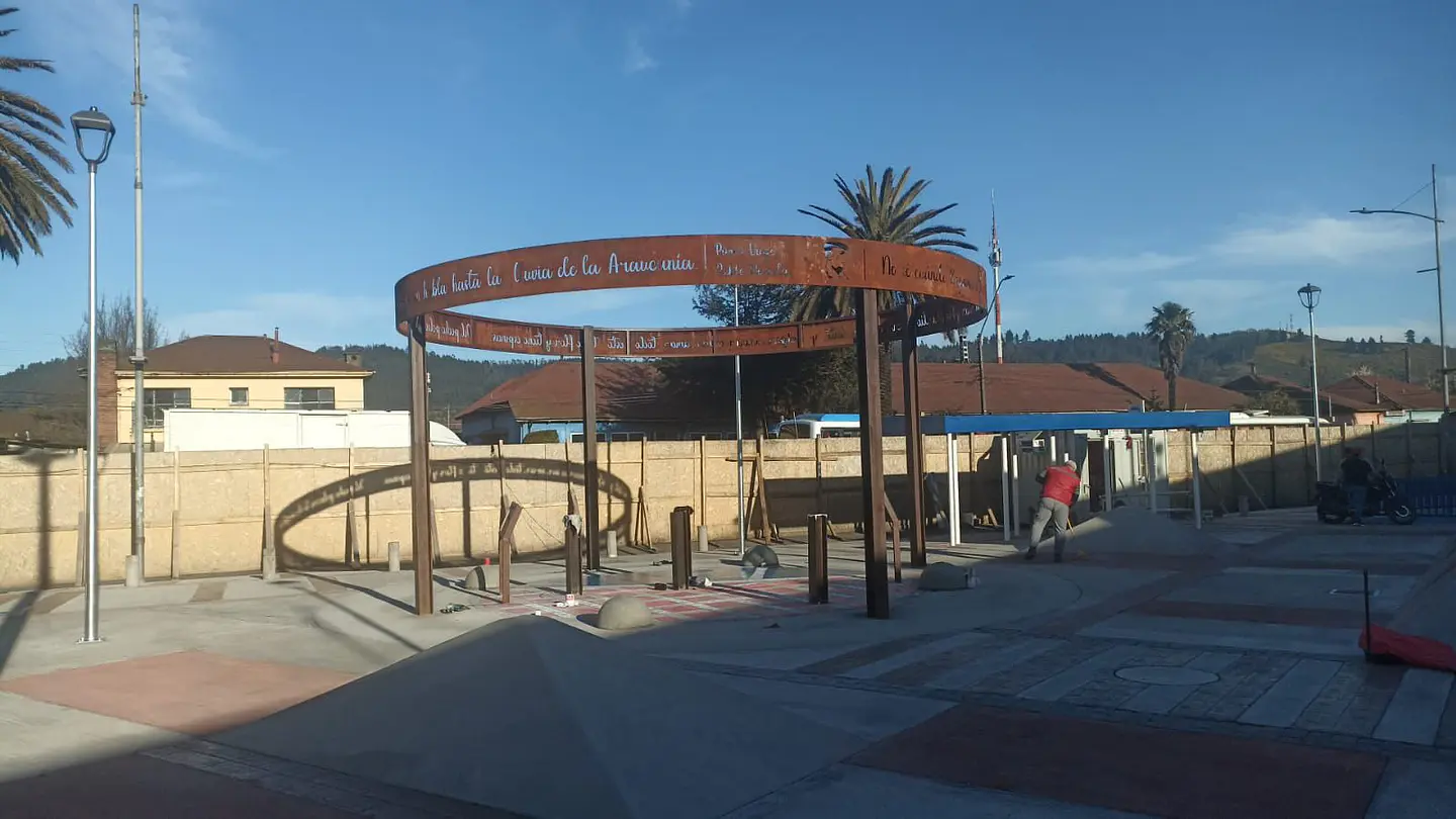 Estructura de mobiliario urbano fabricada en acero corten