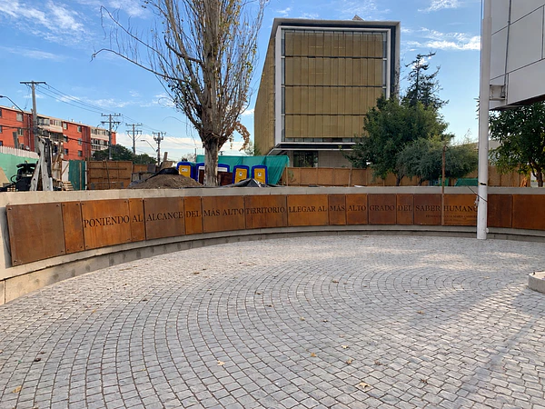 Universidad Técnica Federico Santa María – Acceso en Acero Corten