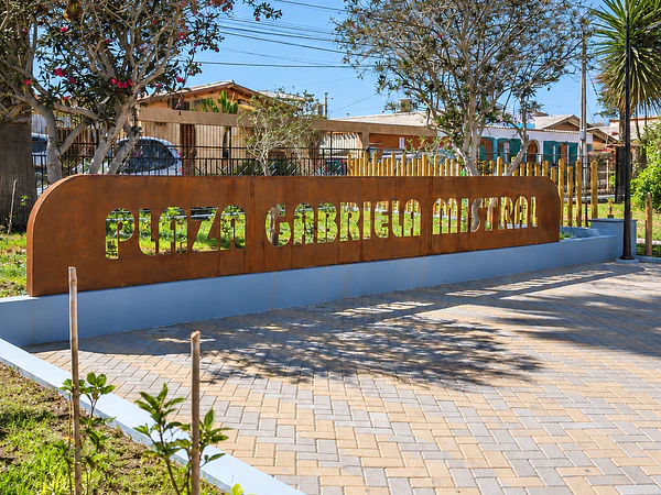 Plaza Gabriela Mistral – Letrero en Acero Corten, Arica