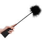Fusta Negra con Plumas: Sensaciones Dobles para el Juego Erótico 3