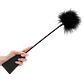 Fusta Negra con Plumas: Sensaciones Dobles para el Juego Erótico - Miniatura 3