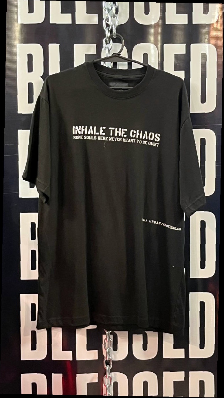 Remera Oversize Negra Inhale the Chaos