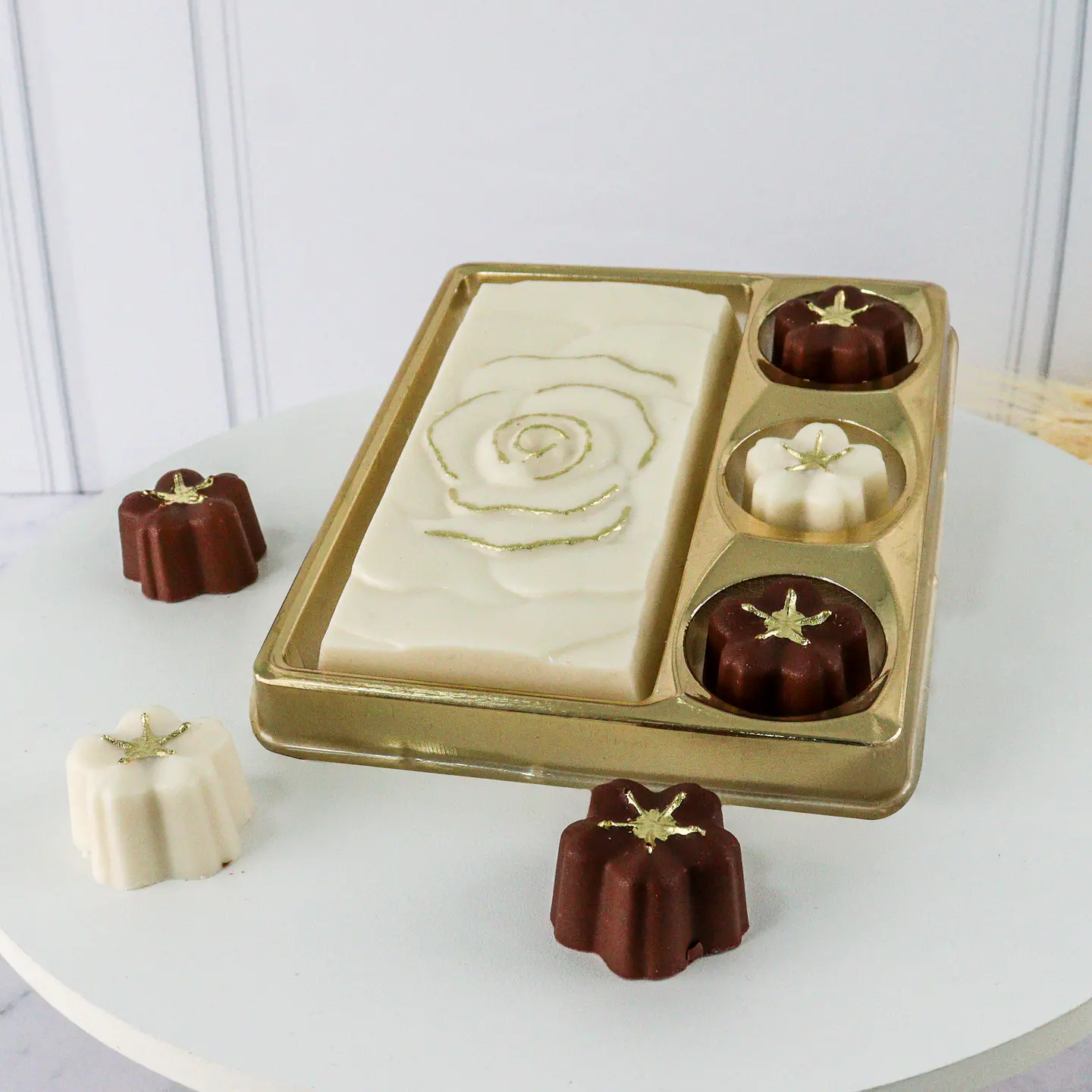 CAJA PARA TABLETAS CON 3 CAVIDADES PARA TRUFAS Y CHOCOLATES – DORADO 2